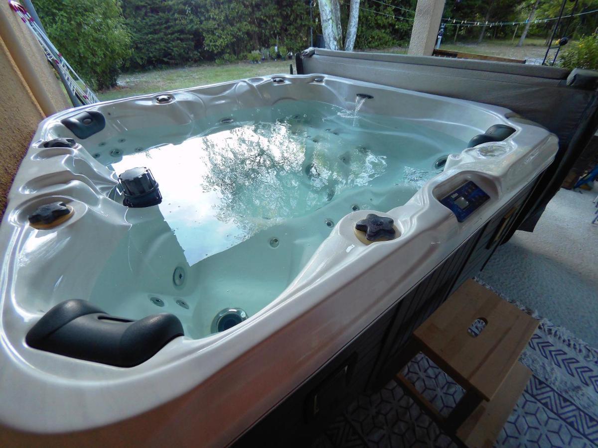 Gite A La Campagne Avec Jacuzzi Avensan Exterior foto
